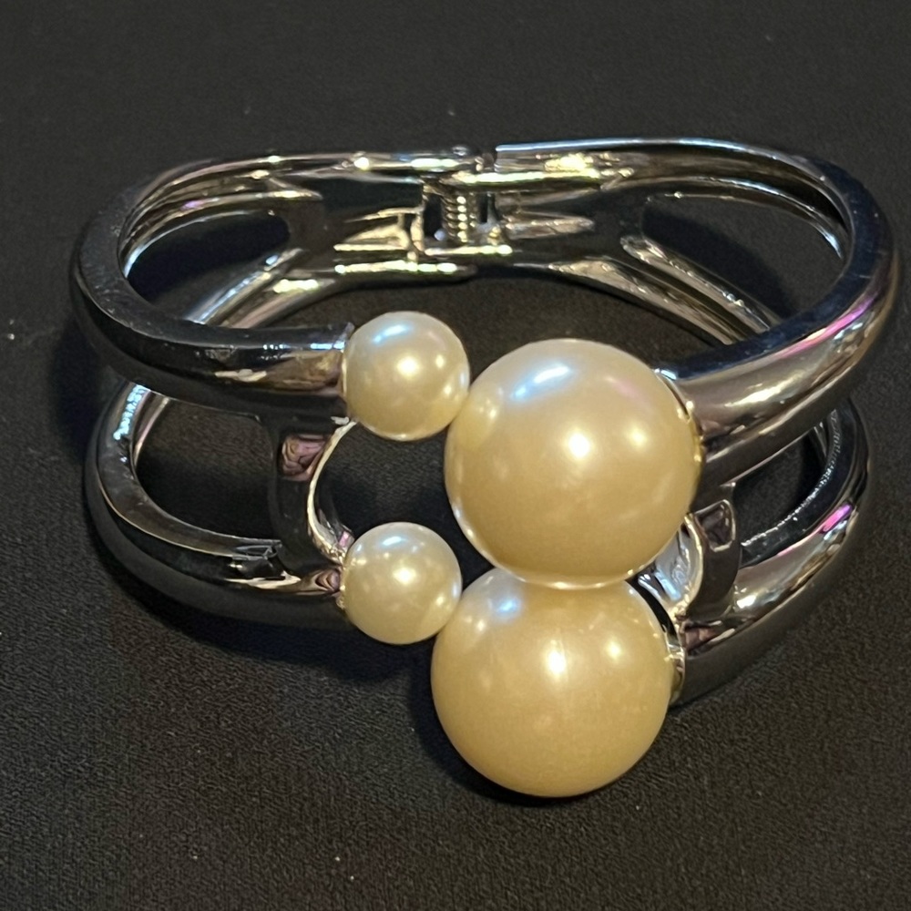 GORGEOUS Chunky Creme Pearls & Silver Metal Hinged Cuff Bracelet